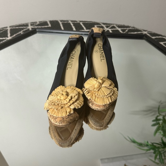 CHANEL Blue Leather Straw Flower Cap Toe Cork Heels Pump Shoes  7 - Picture 2 of 8